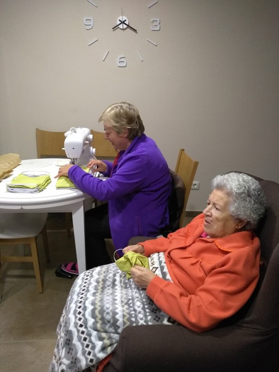 Noventa voluntarias concluyen la confecci�n de 45.000 mascarillas para la poblaci�n de Riba-roja