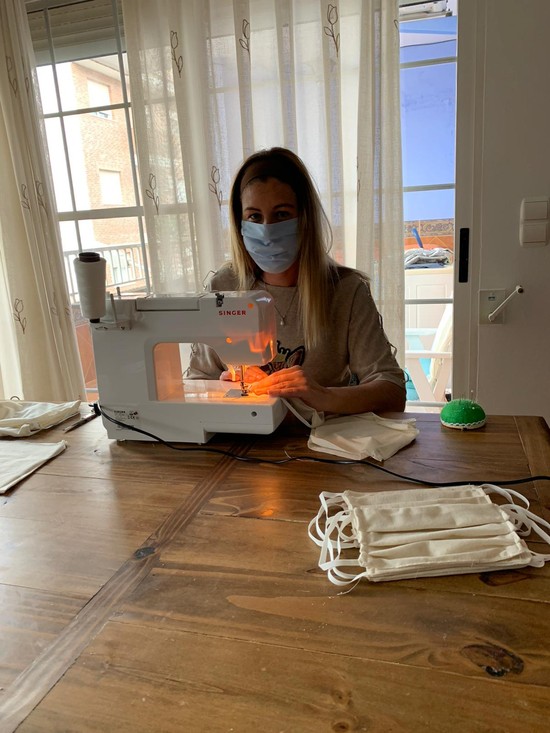 Noventa voluntarias concluyen la confecci�n de 45.000 mascarillas para la poblaci�n de Riba-roja