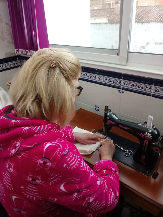 Noventa voluntarias concluyen la confecci�n de 45.000 mascarillas para la poblaci�n de Riba-roja