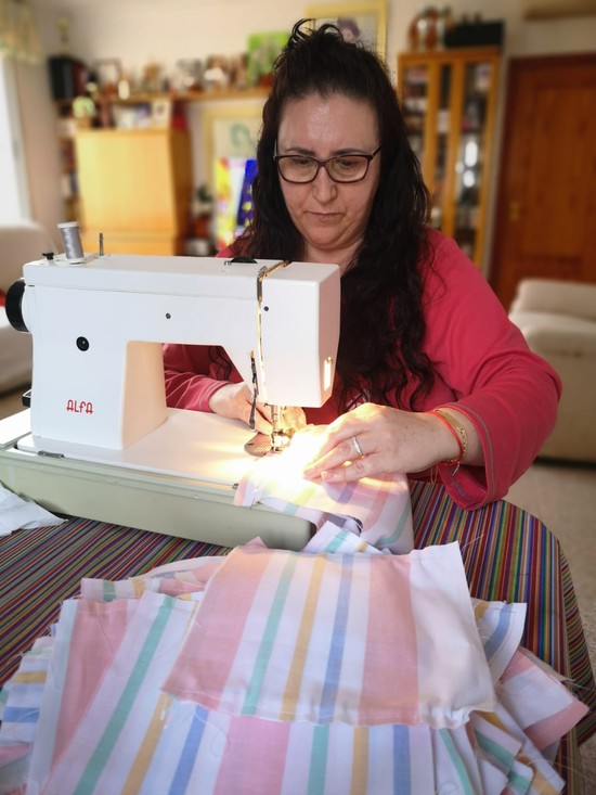 Noventa voluntarias concluyen la confecci�n de 45.000 mascarillas para la poblaci�n de Riba-roja