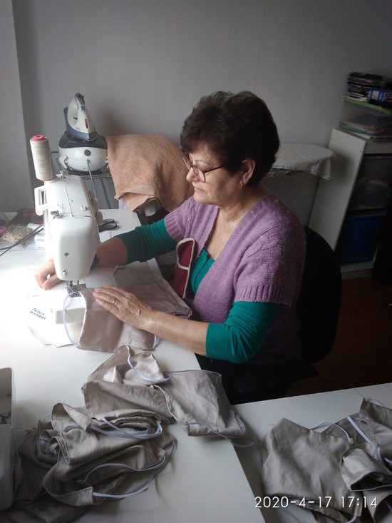 Noventa voluntarias concluyen la confecci�n de 45.000 mascarillas para la poblaci�n de Riba-roja