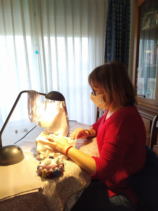 Noventa voluntarias concluyen la confecci�n de 45.000 mascarillas para la poblaci�n de Riba-roja