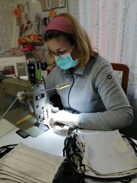 Noventa voluntarias concluyen la confecci�n de 45.000 mascarillas para la poblaci�n de Riba-roja