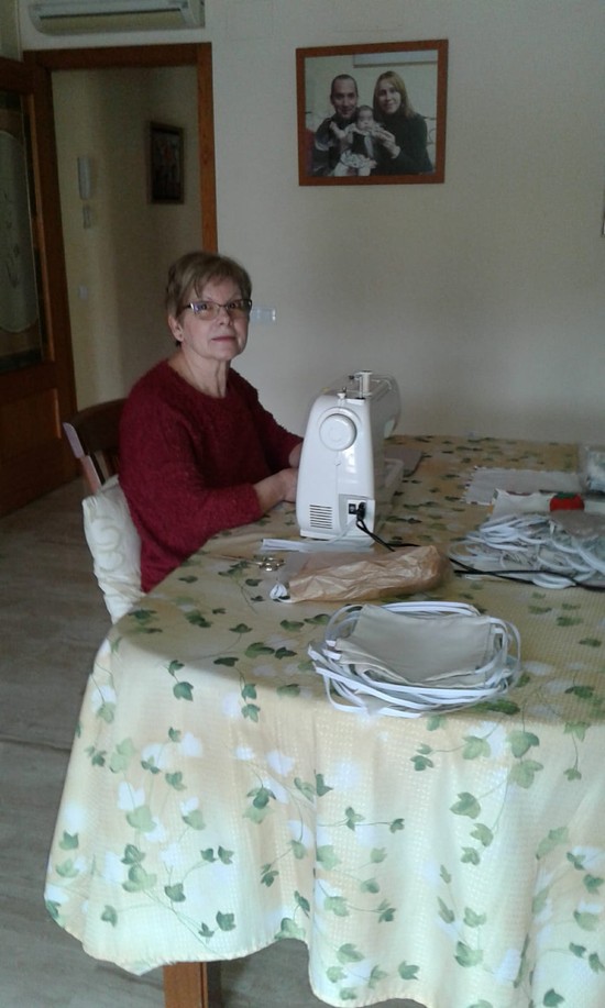 Noventa voluntarias concluyen la confecci�n de 45.000 mascarillas para la poblaci�n de Riba-roja