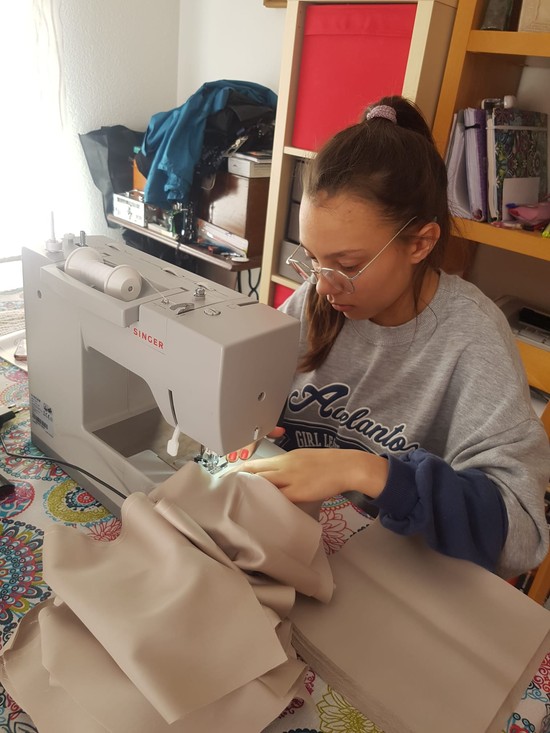 Noventa voluntarias concluyen la confecci�n de 45.000 mascarillas para la poblaci�n de Riba-roja