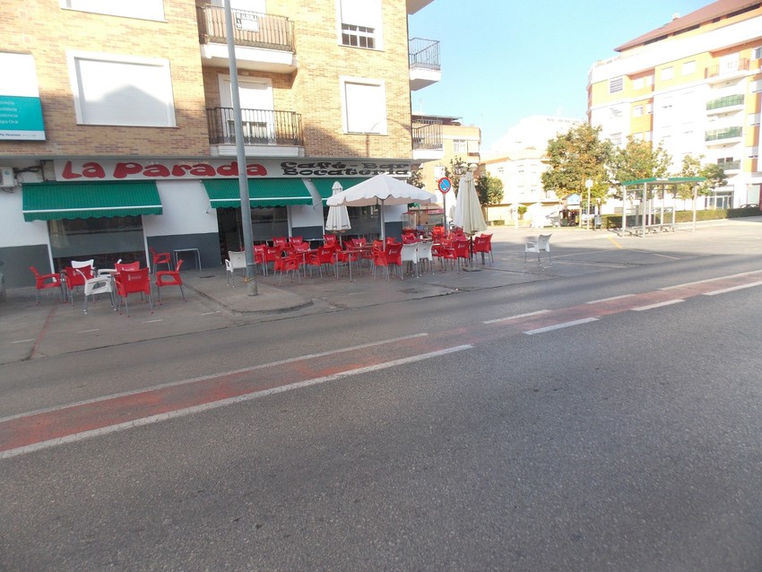El ple de Riba-roja modifica l'ordenana per a permetre als bars i restaurants ampliar les seues terrasses per a garantir la seguretat sanitria entre les persones