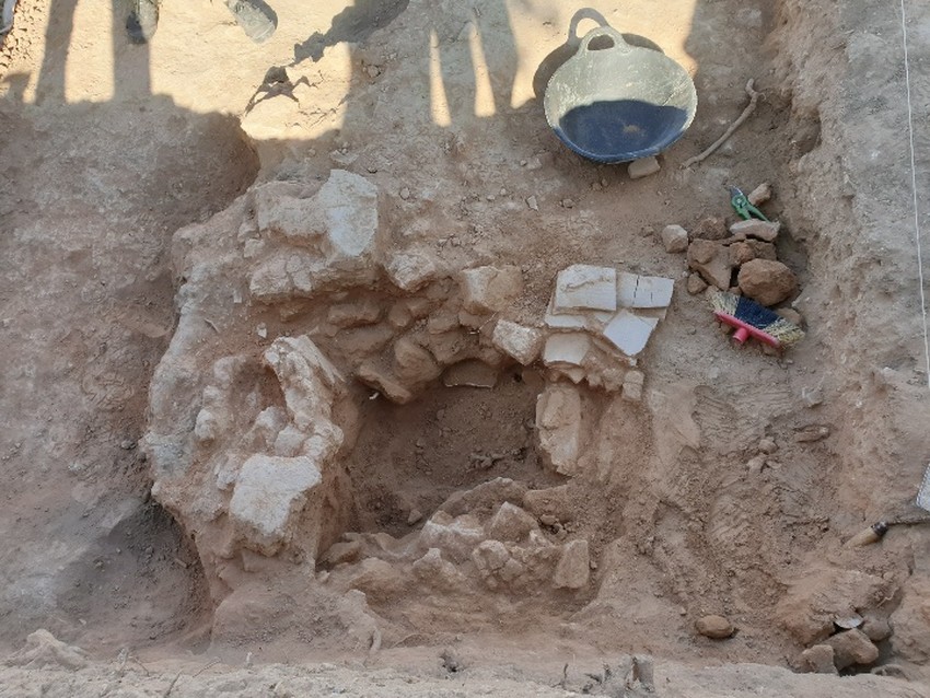 El yacimiento de Valncia la Vella en Riba-roja de Tria descubre una pieza funeraria de poca romana trasladada desde la ciudad de Edeta, en Llria, en honor a la sacerdotisa Postumia