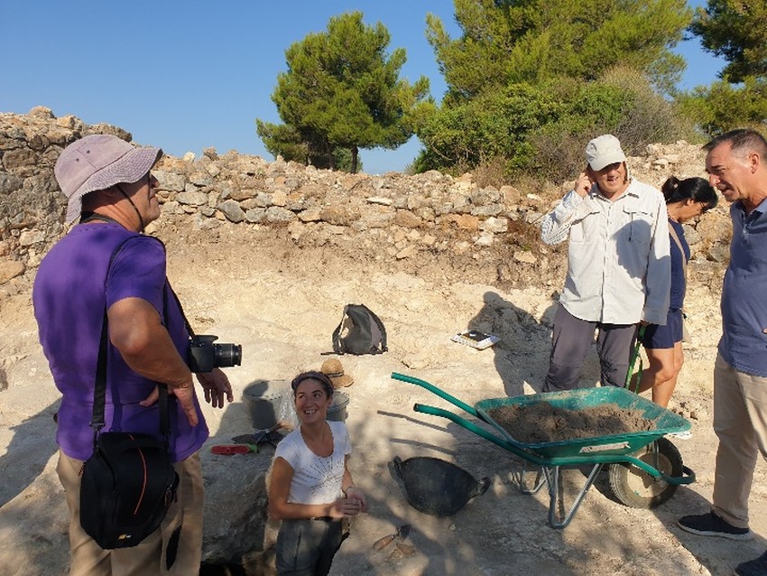 El yacimiento de Valncia la Vella en Riba-roja de Tria descubre una pieza funeraria de poca romana trasladada desde la ciudad de Edeta, en Llria, en honor a la sacerdotisa Postumia