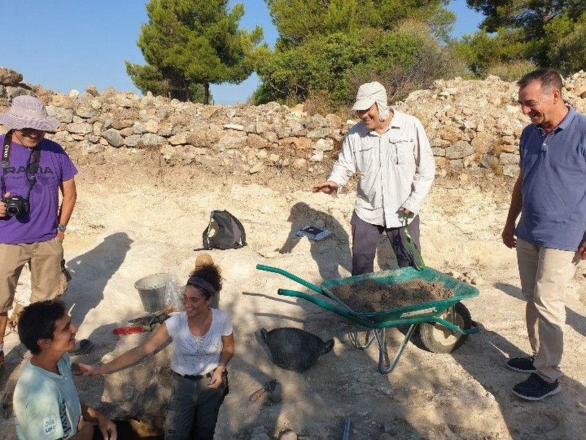 El yacimiento de Valncia la Vella en Riba-roja de Tria descubre una pieza funeraria de poca romana trasladada desde la ciudad de Edeta, en Llria, en honor a la sacerdotisa Postumia