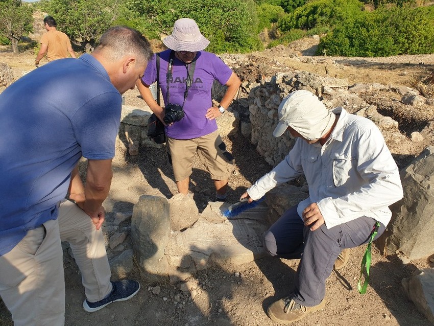 El yacimiento de Valncia la Vella en Riba-roja de Tria descubre una pieza funeraria de poca romana trasladada desde la ciudad de Edeta, en Llria, en honor a la sacerdotisa Postumia