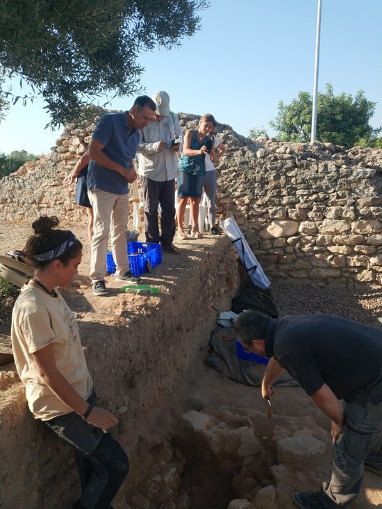 El yacimiento de Valncia la Vella en Riba-roja de Tria descubre una pieza funeraria de poca romana trasladada desde la ciudad de Edeta, en Llria, en honor a la sacerdotisa Postumia