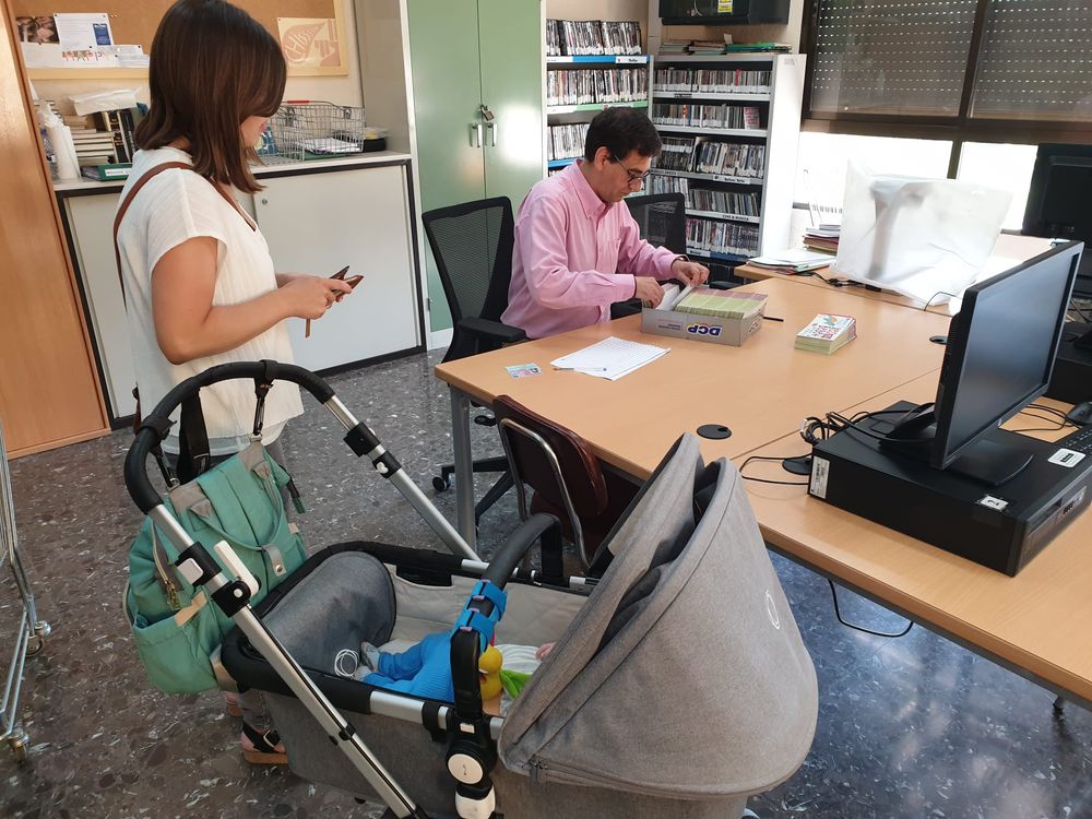 El Ayuntamiento de Riba-roja reparte el 'Xec beb�' de 500 euros a 89 familias de la localidad