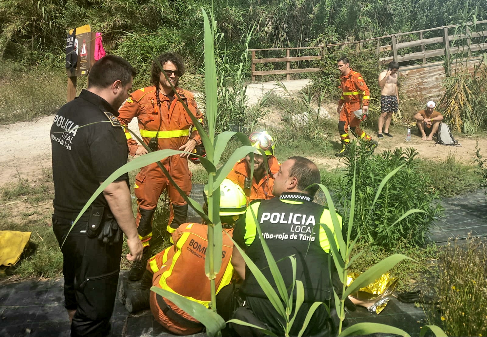 La policia Local de Riba-roja interv en el rescat d'un jove en el riu Tria