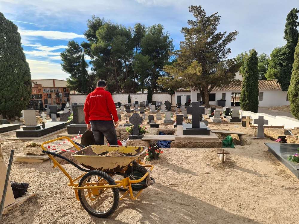 Els treballs d'exhumaci en el Cementeri de Villar obrin una nova via per a localitzar les restes dels vens de Riba-roja represaliats en la Guerra Civil