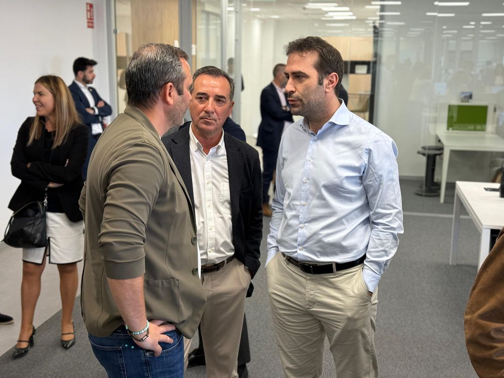 Els ministres d'Economia i d'Innovaci� i Ci�ncia visiten el pol�gon industrial de Riba-roja de T�ria