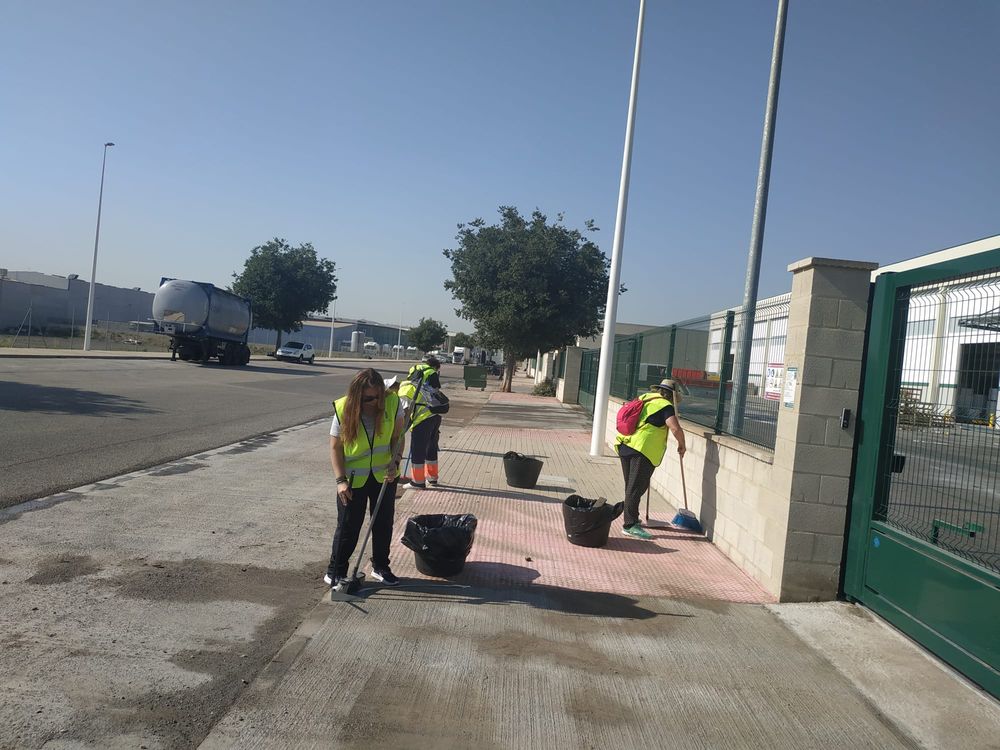 Les brigades de la zona industrial i del Parc Natural avancen en els treballs del Pla d'Ocupaci� DANA de Riba-roja