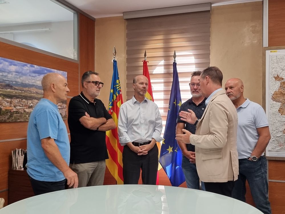 Riba-roja suscribe un convenio con Corporaci�n F T�ria para la construcci�n de una carretera alternativa en La Llobatera que evite el paso de camiones a la cantera