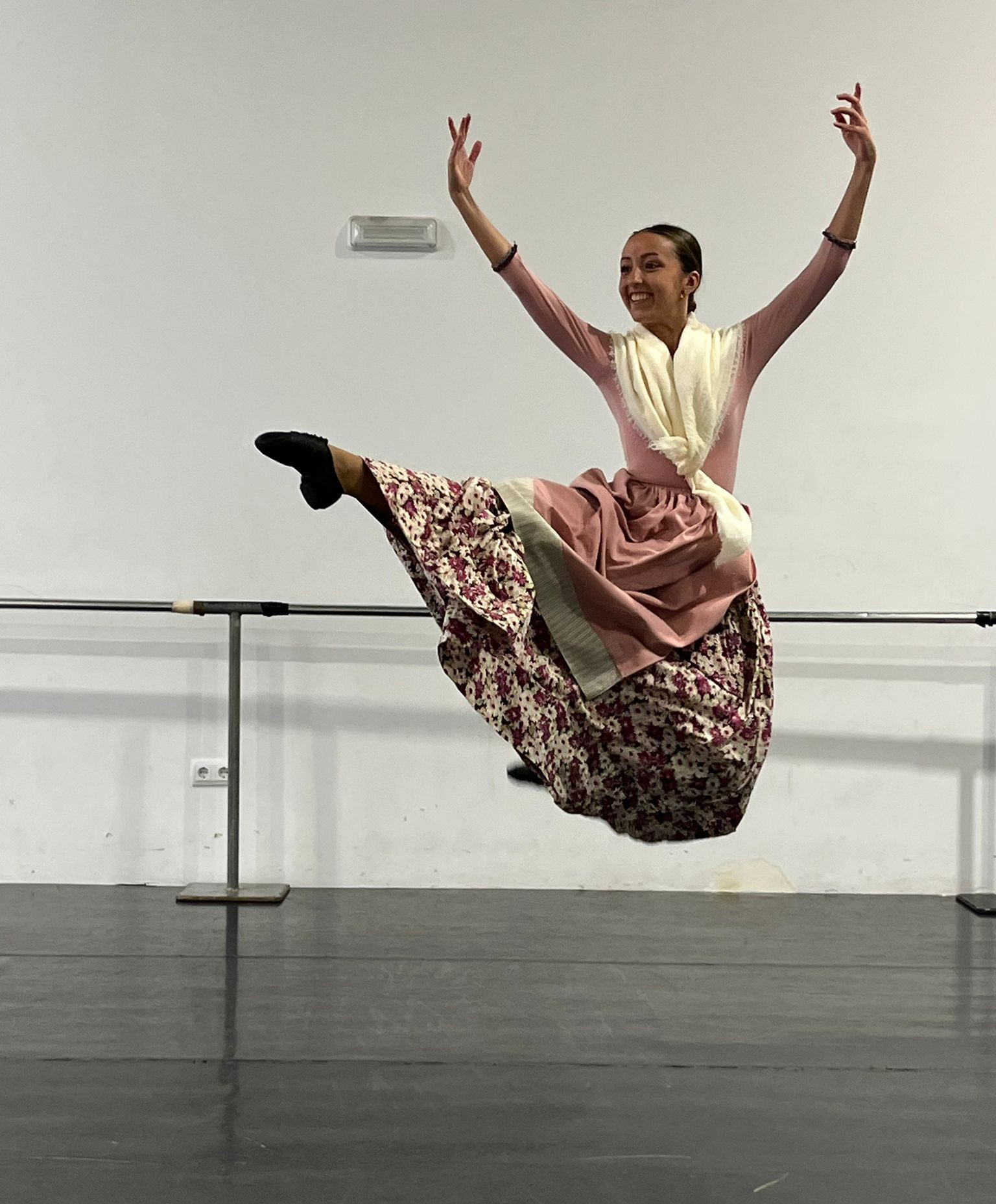 El ple de Riba-roja de T�ria felicita a Elena Torres Ruiz per rebre el Premi Professional de Dansa Espanyola i per la seua traject�ria d'esfor� i dedicaci� durant els �ltims anys