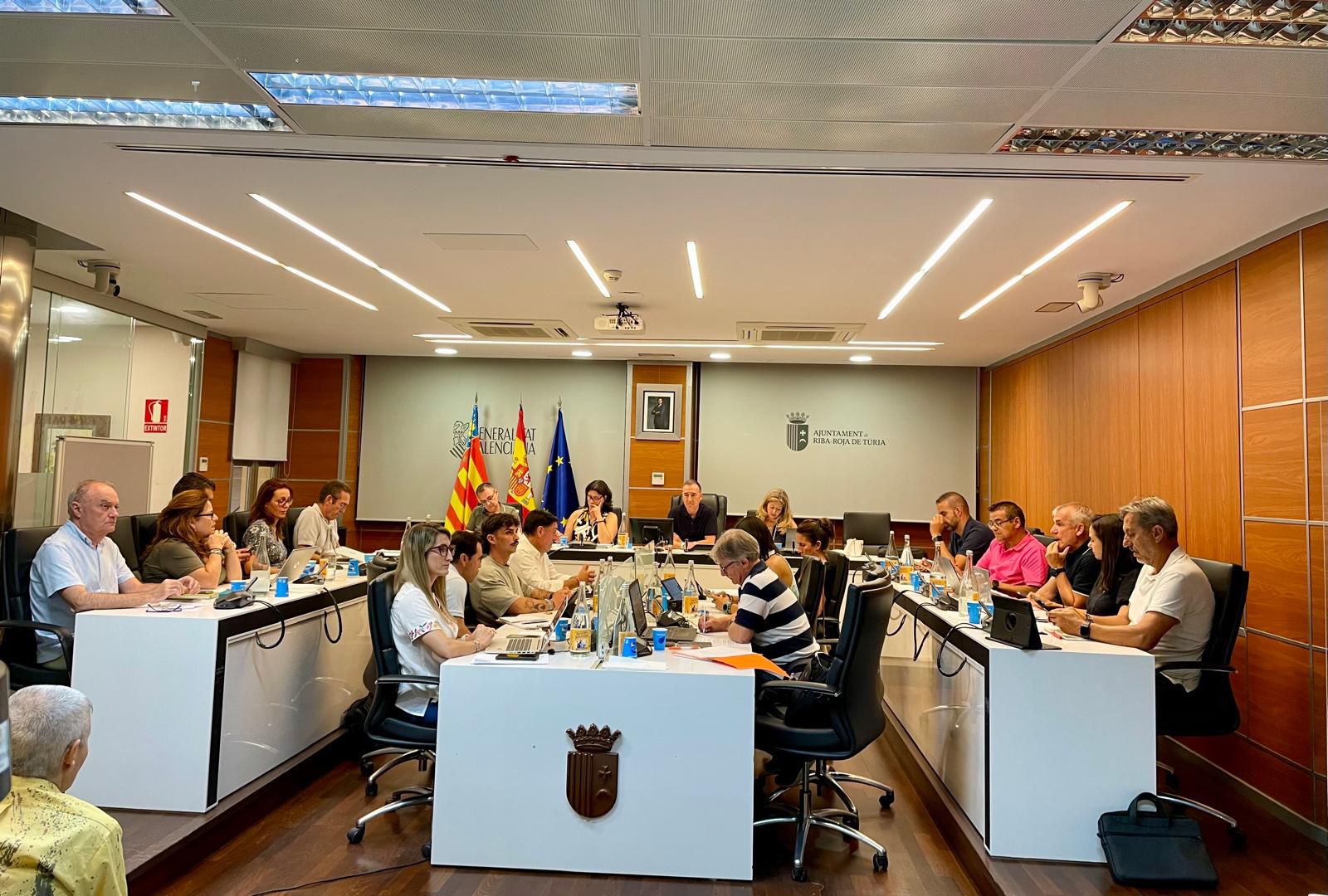 El ple de Riba-roja de T�ria felicita a Elena Torres Ruiz per rebre el Premi Professional de Dansa Espanyola i per la seua traject�ria d'esfor� i dedicaci� durant els �ltims anys