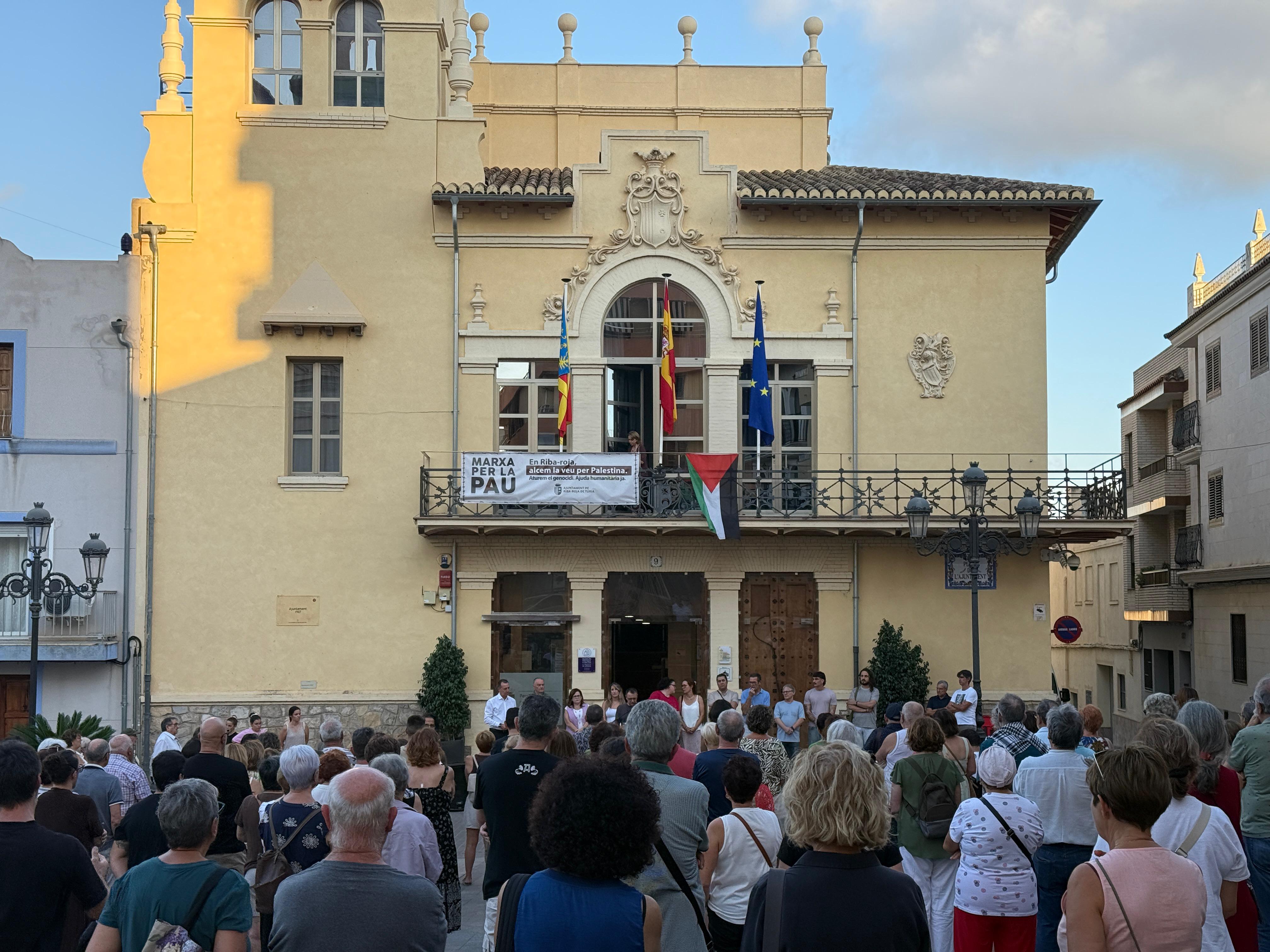 Desenes de ve�ns i ve�nes de Riba-roja clamen contra el genocidi a Gaza en una emotiva concentraci� per la pau