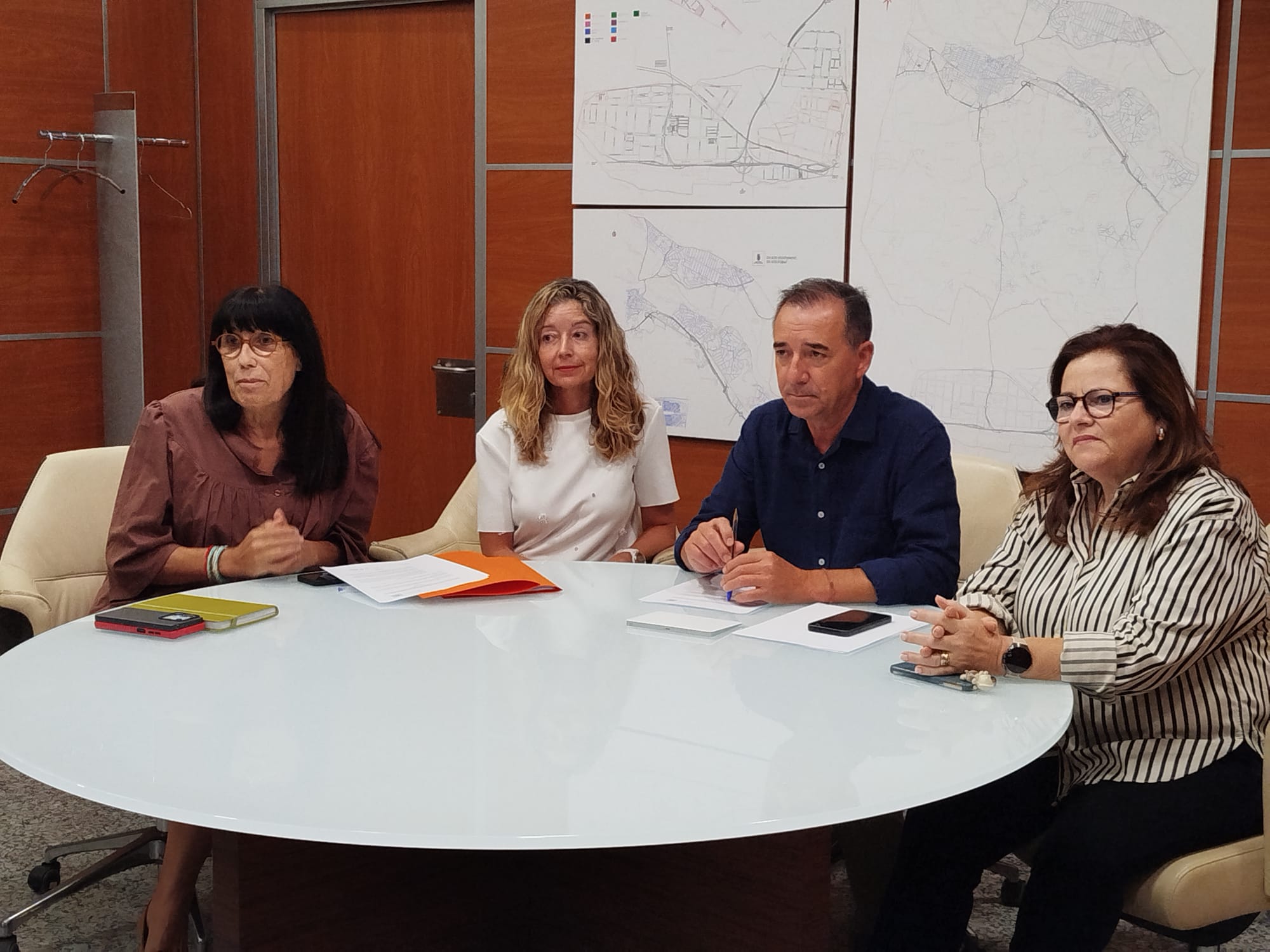 Riba-roja de T�ria y Banyeres de Mariola sellan un enlazamiento solidario entre sus oficinas de turismo