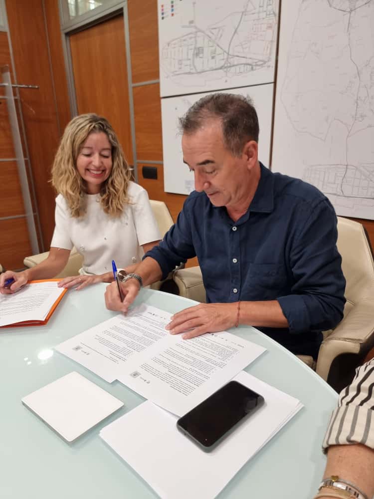 Riba-roja de T�ria y Banyeres de Mariola sellan un enlazamiento solidario entre sus oficinas de turismo