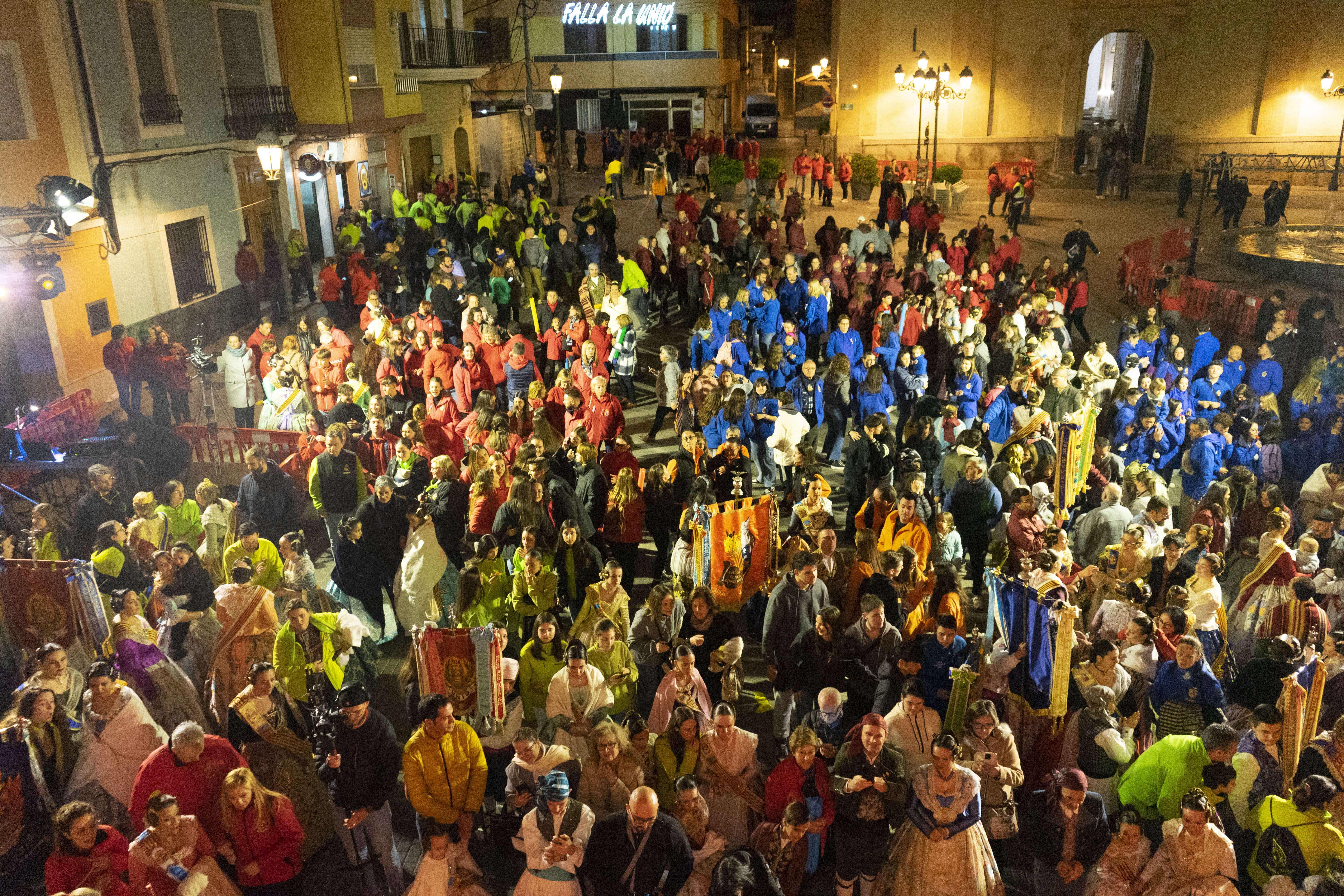 Riba-roja de T�ria �ens�n la flama� de la festa fallera