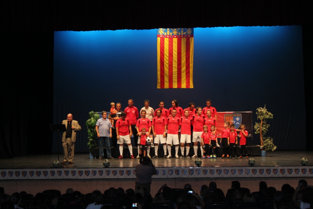 El sporting Ribarroja CF presenta a su escuela en el Auditorio municipal