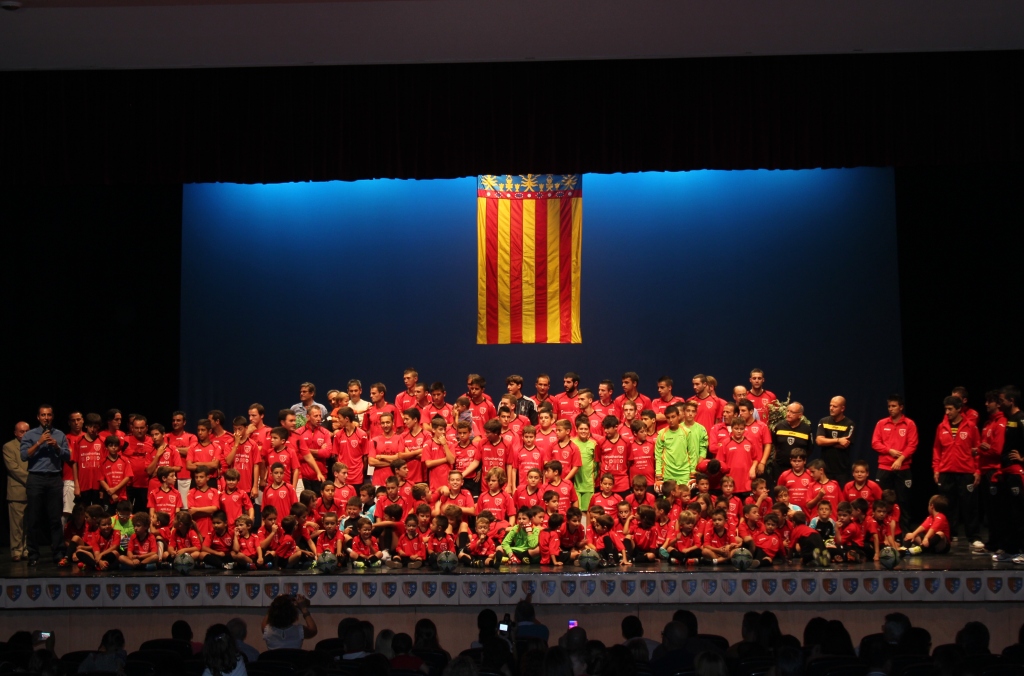 El sporting Ribarroja CF presenta a su escuela en el Auditorio municipal