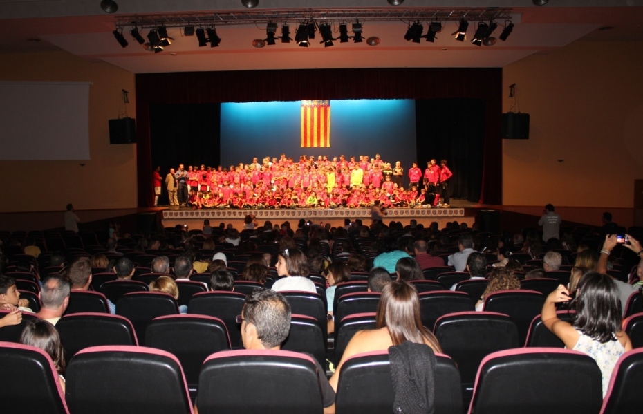 El sporting Ribarroja CF presenta a su escuela en el Auditorio municipal