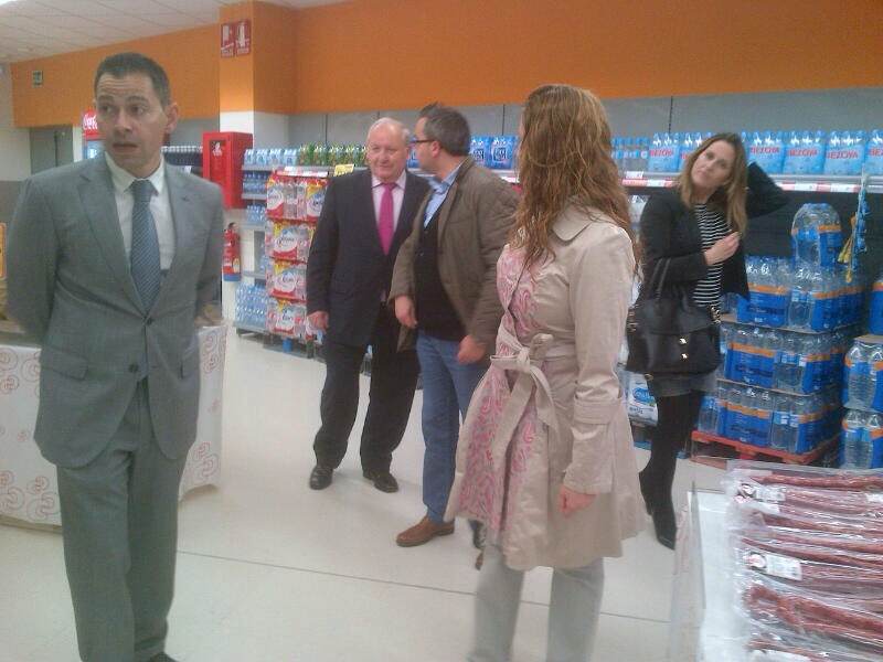 El Alcalde y su equipo de Gobierno visitan las nuevas instalaciones de Consum 