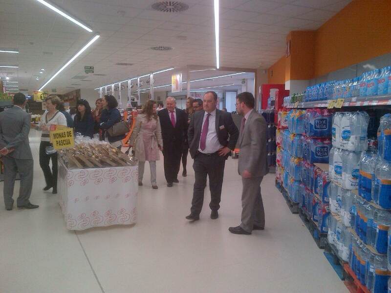 El Alcalde y su equipo de Gobierno visitan las nuevas instalaciones de Consum 
