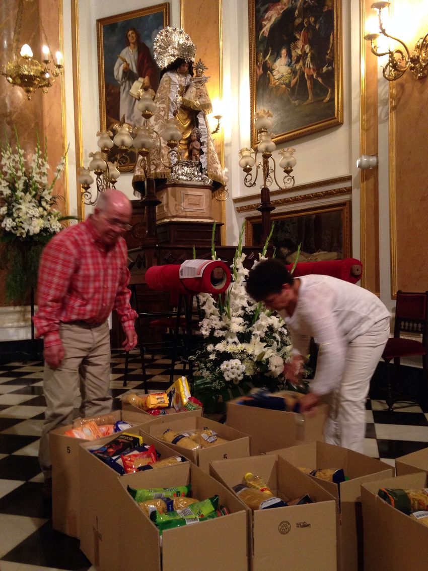 Ofrenda de alimentos a la Virgen de los Desamparados en Ribarroja del Turia