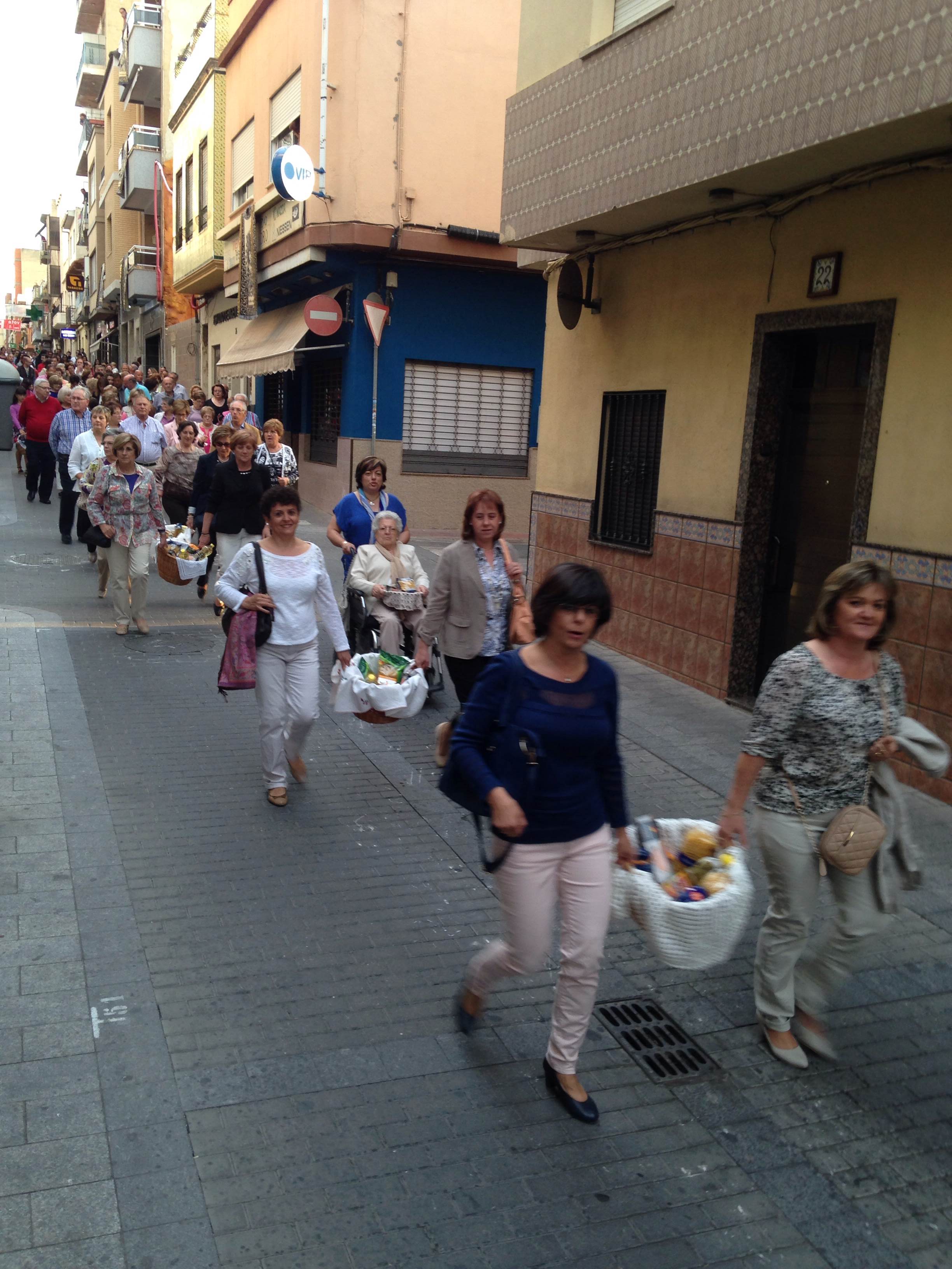 Ofrenda de alimentos a la Virgen de los Desamparados en Ribarroja del Turia