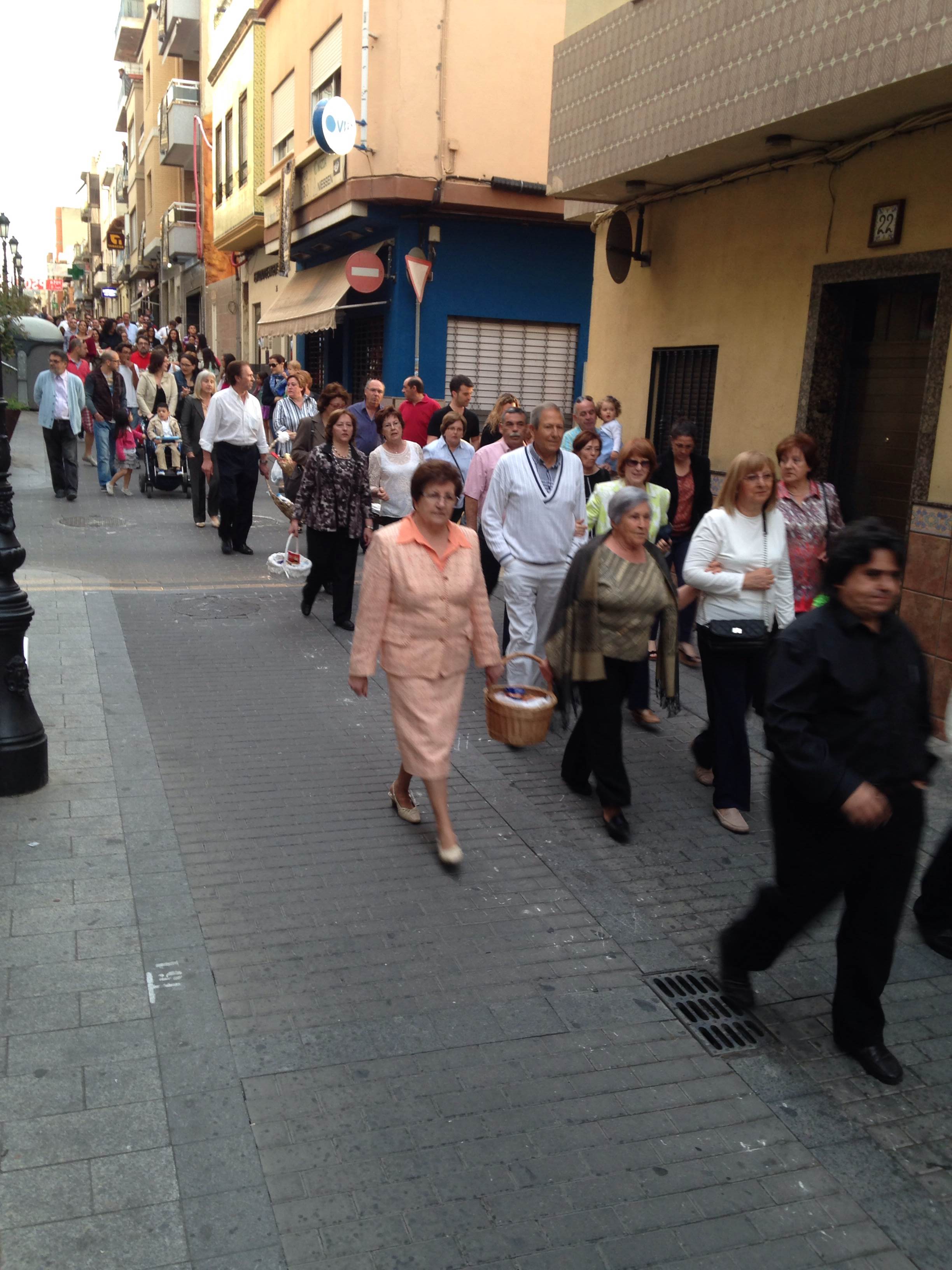 Ofrenda de alimentos a la Virgen de los Desamparados en Ribarroja del Turia