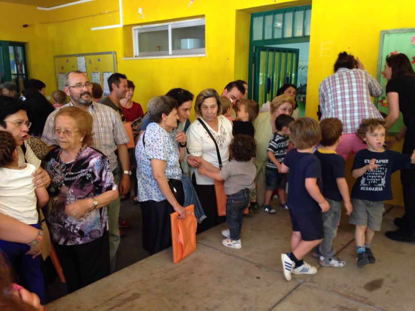 El CEIP Mas d' Escoto organiza una fiesta para los abuelos y las abuelas