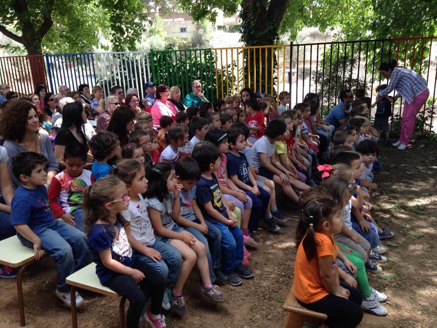 El CEIP Mas d' Escoto organiza una fiesta para los abuelos y las abuelas