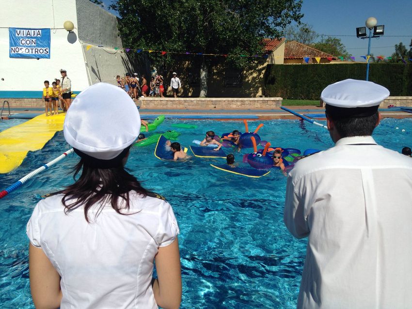 Juegos acu�ticos en la piscina municipal