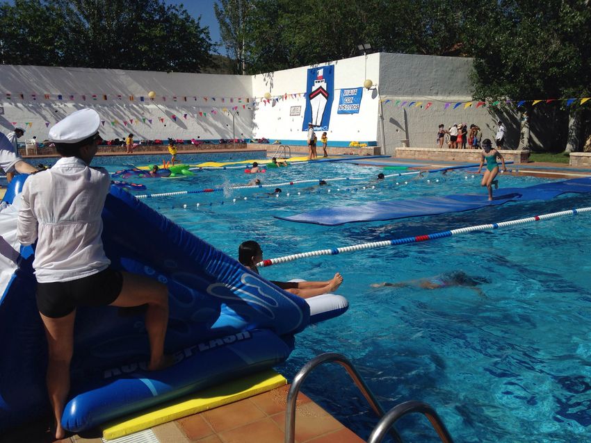 Juegos acu�ticos en la piscina municipal