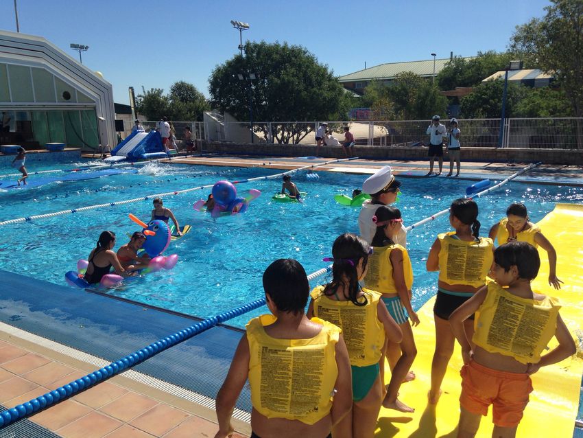 Juegos acu�ticos en la piscina municipal