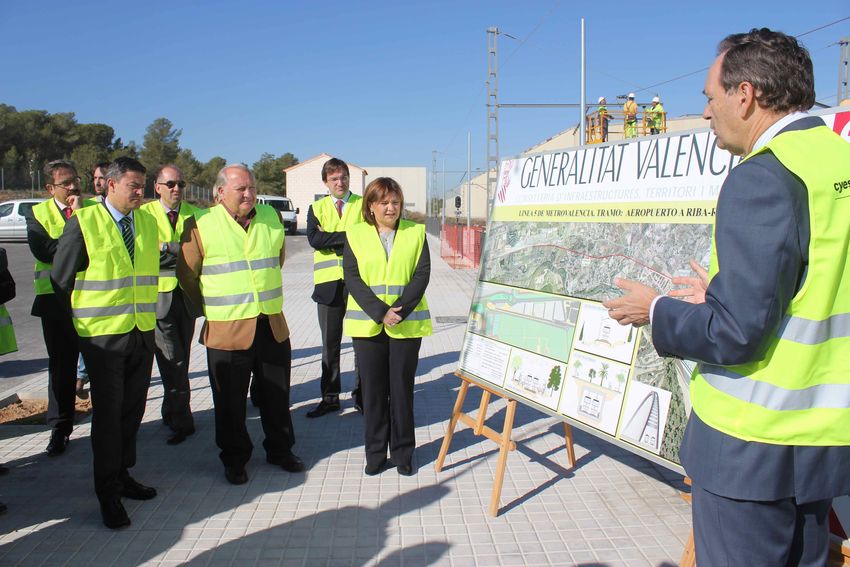 La Consellera Isabel Bonig visita las obras de la parada de Masía de Traver