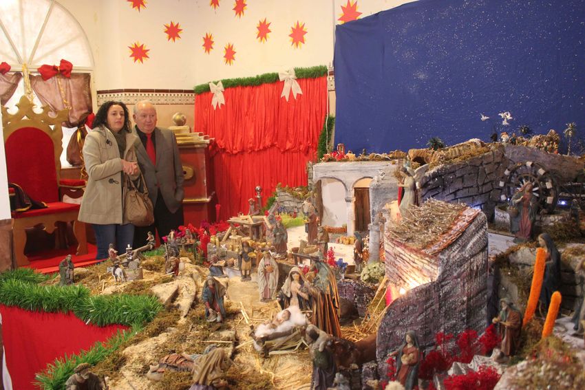 El alcalde de Ribarroja del Turia, Francisco Tarazona inaugura el Bel�n municipal