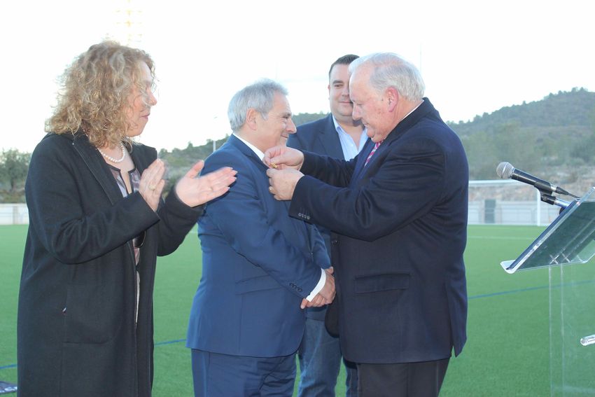 Alfonso rus inaugura el csped artificial del campo de ftbol de Ribarroja del turia