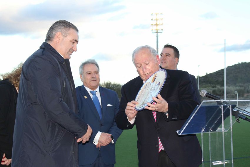 Alfonso rus inaugura el csped artificial del campo de ftbol de Ribarroja del turia