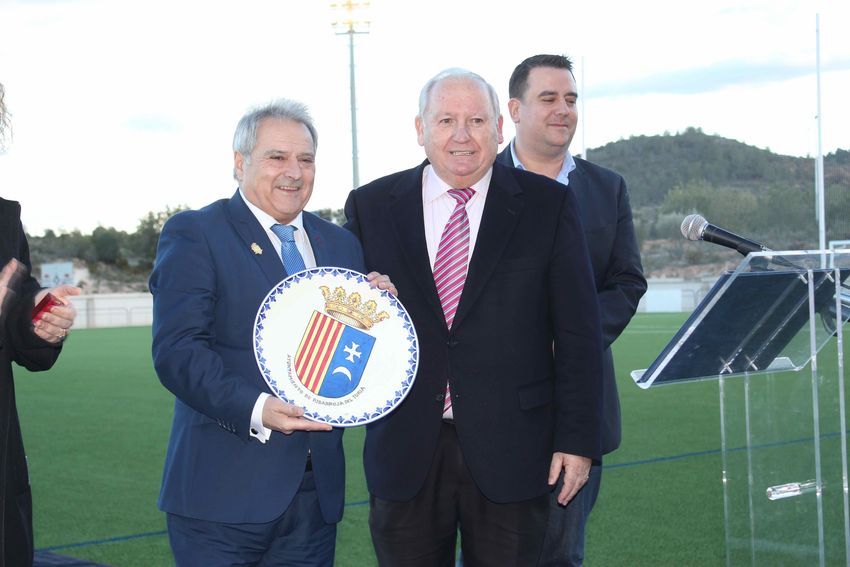 Alfonso rus inaugura el csped artificial del campo de ftbol de Ribarroja del turia