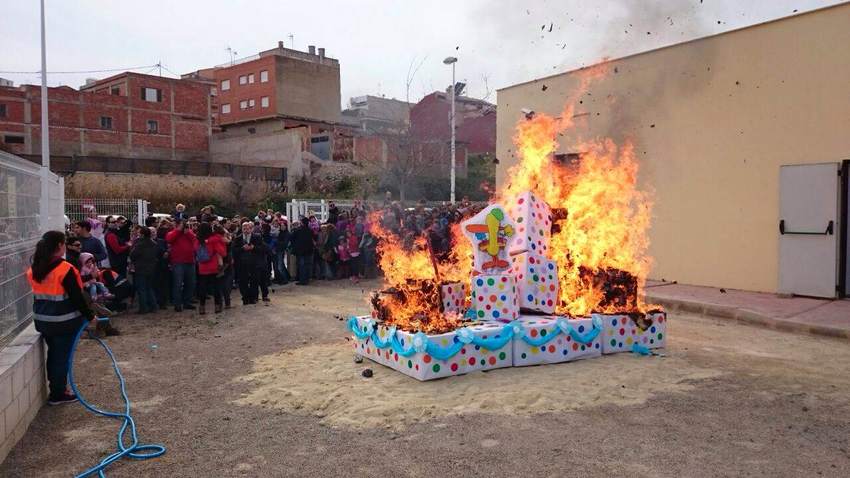 Las Escuelas Infantiles 'Riu T�ria' celebran las fallas