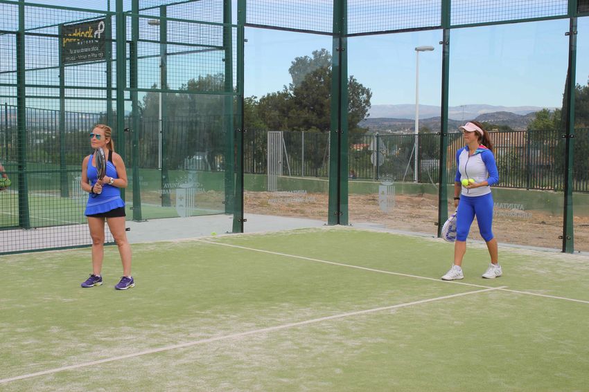 El Ayuntamiento de Ribarroja del Turia promociona el club de p�del Ribarroja con un clinic 