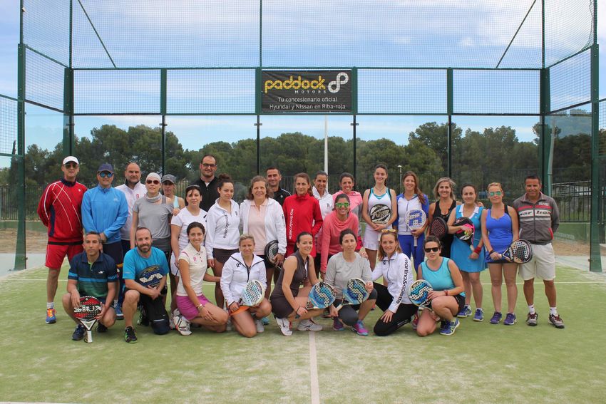 El Ayuntamiento de Ribarroja del Turia promociona el club de p�del Ribarroja con un clinic 