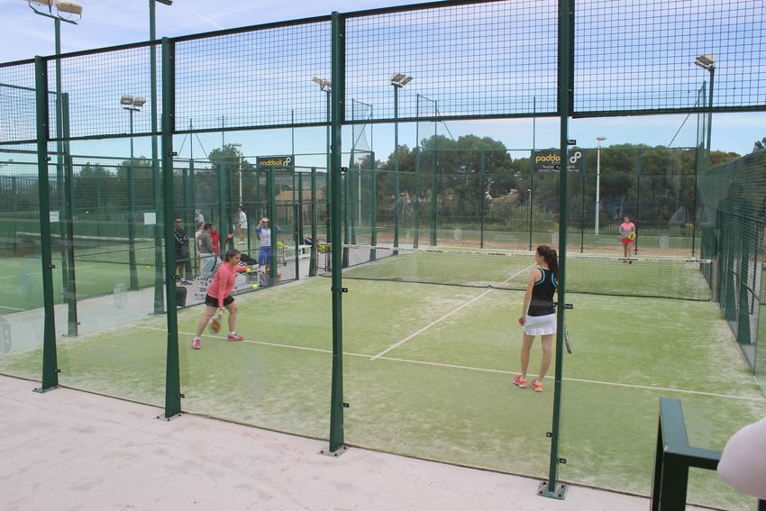 El Ayuntamiento de Ribarroja del Turia promociona el club de p�del Ribarroja con un clinic 