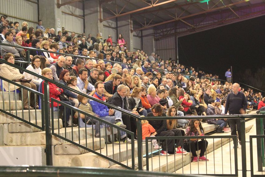 El Ribarroja CF presenta a todos sus jugadores en el estadio Roberto Gil